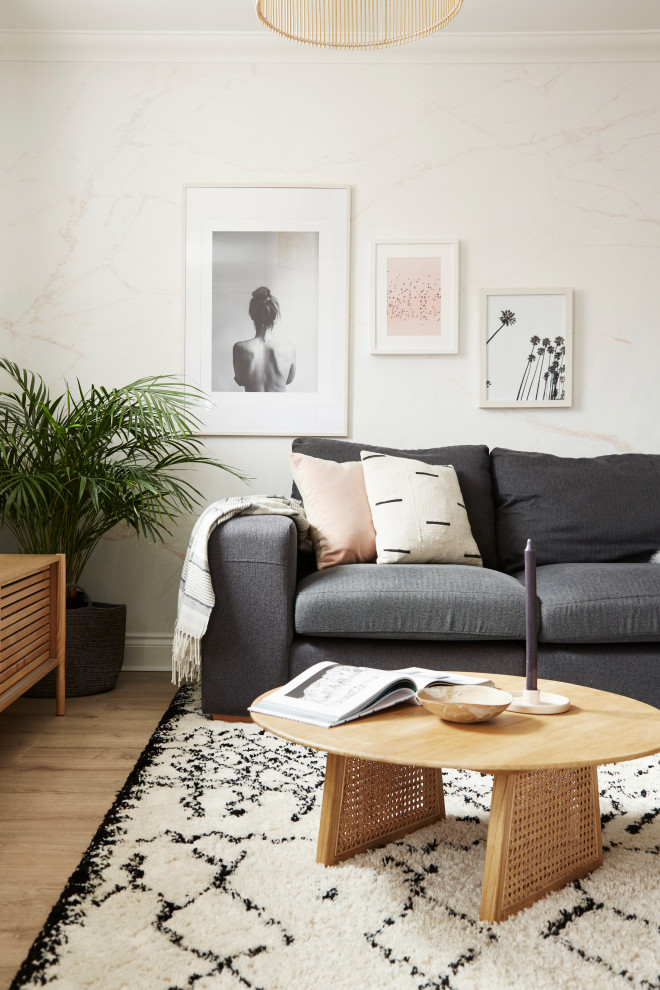 Idee per un soggiorno moderno con pareti grigie e pavimento in laminato