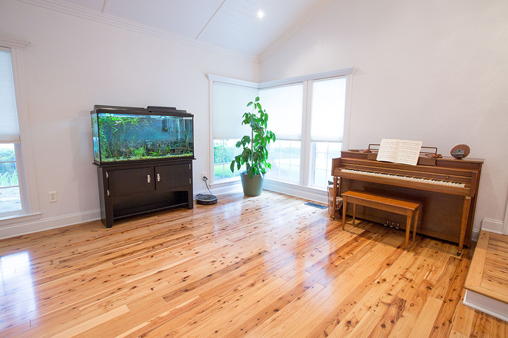 Immagine di un soggiorno stile marino di medie dimensioni e aperto con sala formale, pareti bianche e pavimento in legno massello medio