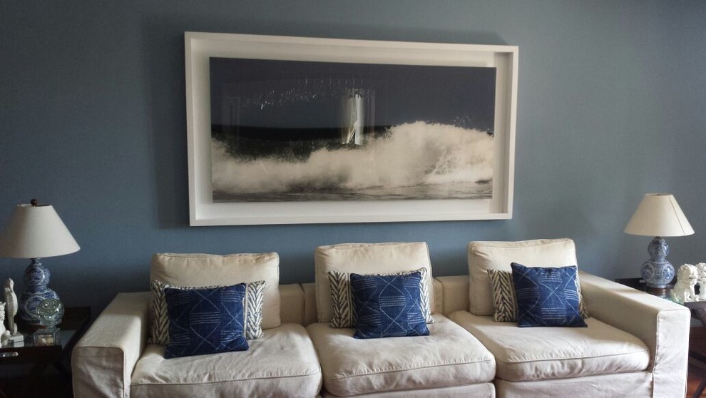 他の地域にあるお手頃価格の小さな地中海スタイルのおしゃれなリビング (青い壁、テレビなし) の写真