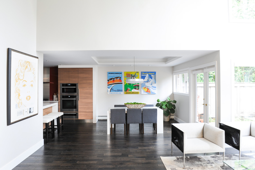 Mittelgroßes, Fernseherloses, Offenes Modernes Wohnzimmer ohne Kamin mit grauer Wandfarbe und dunklem Holzboden in Vancouver