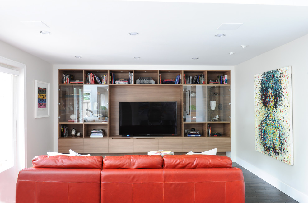 Mittelgroßes, Offenes Modernes Wohnzimmer mit grauer Wandfarbe, dunklem Holzboden und Multimediawand in Vancouver