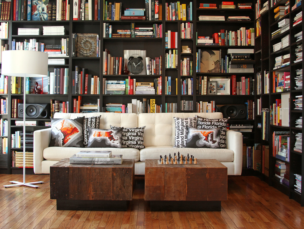 Стильный дизайн: гостиная комната в современном стиле с с книжными шкафами и полками - последний тренд