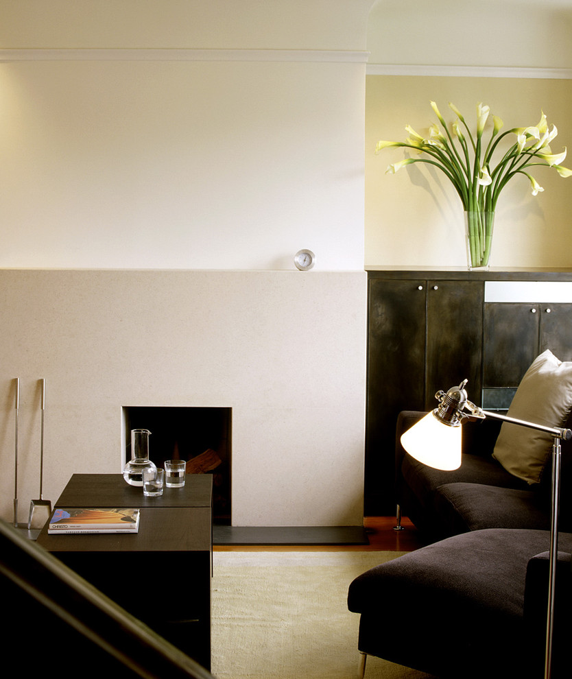 На фото: гостиная комната в стиле модернизм с желтыми стенами