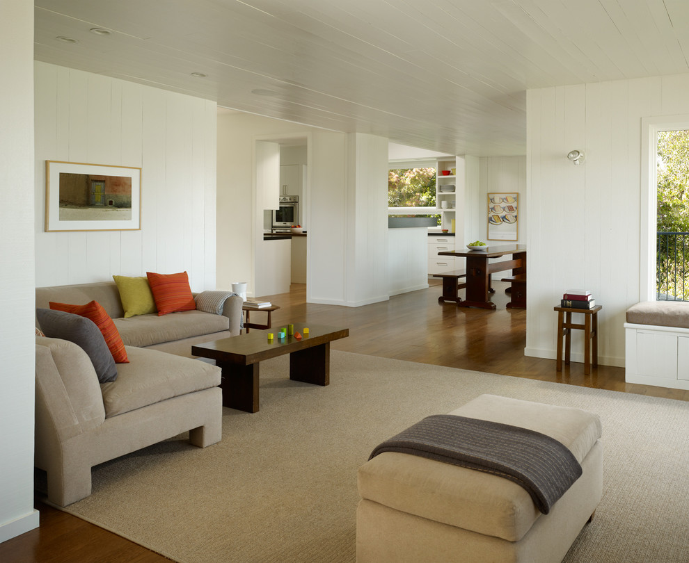 Modelo de salón abierto tradicional renovado con paredes blancas y alfombra