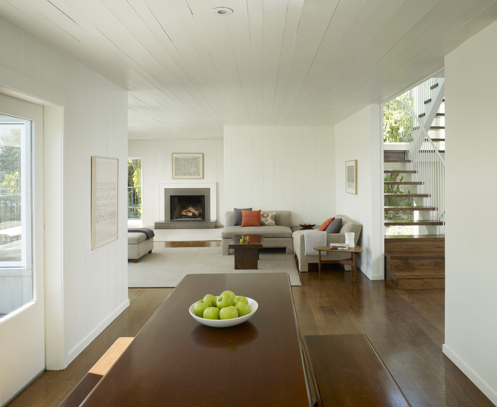 Стильный дизайн: гостиная комната в стиле неоклассика (современная классика) с белыми стенами и стандартным камином - последний тренд