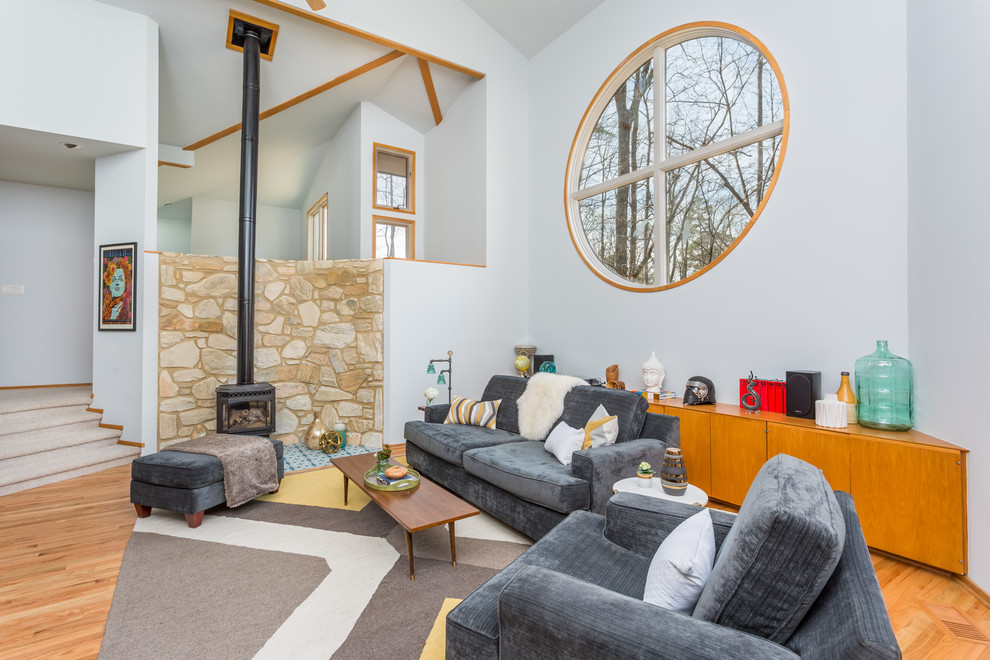 Foto di un soggiorno moderno di medie dimensioni e aperto con pareti grigie e parquet chiaro