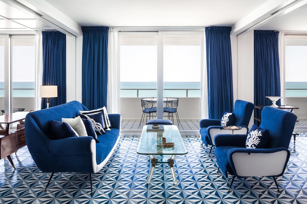 Mittelgroßes, Repräsentatives, Offenes Retro Wohnzimmer mit weißer Wandfarbe, Keramikboden und blauem Boden in Miami