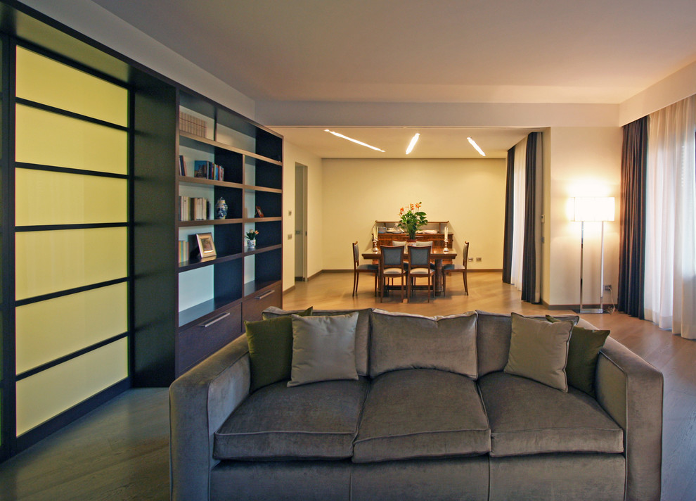 Mittelgroßes Modernes Wohnzimmer mit beiger Wandfarbe und braunem Holzboden in Rom