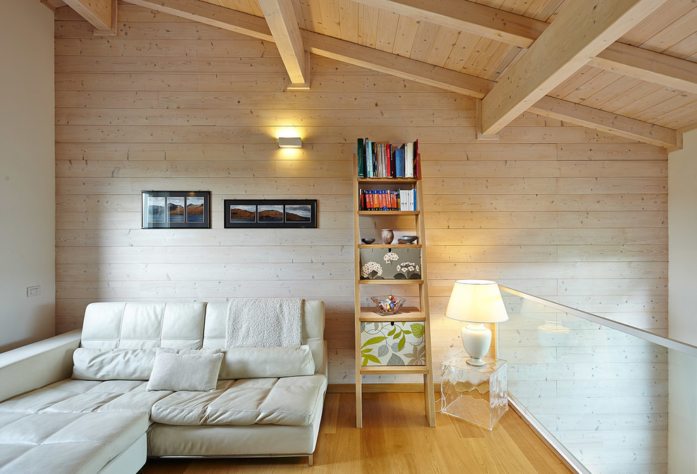 Esempio di un soggiorno nordico stile loft con sala formale, pareti beige e parquet chiaro