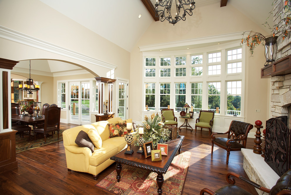 Immagine di un soggiorno classico con pareti beige, parquet scuro e pavimento marrone