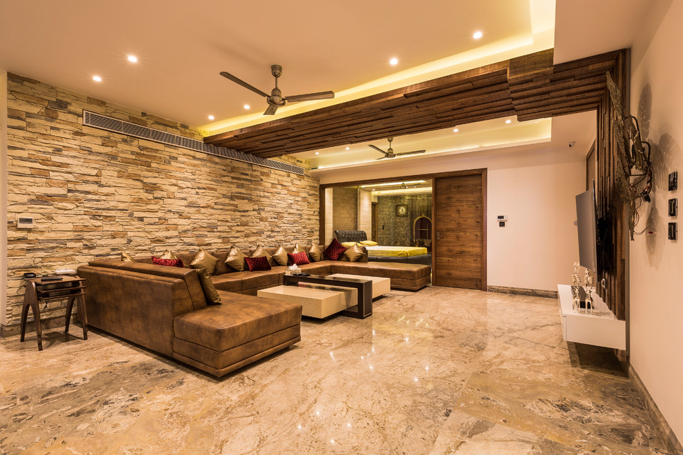 デリーにある広いコンテンポラリースタイルのおしゃれなリビング (大理石の床、壁掛け型テレビ、茶色い床、アクセントウォール、ガラス張り) の写真