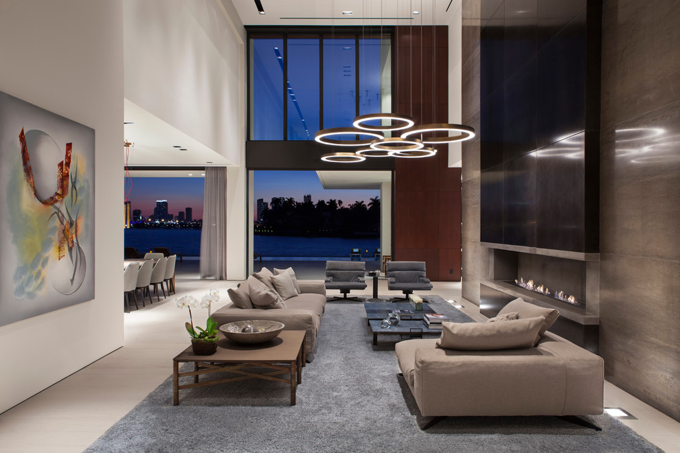 Großes, Fernseherloses, Offenes Modernes Wohnzimmer mit weißer Wandfarbe, Keramikboden, Gaskamin und Kaminumrandung aus Beton in Miami