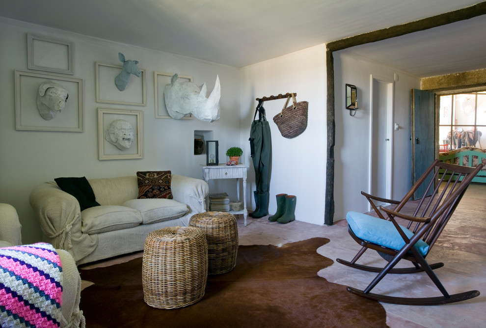 Modelo de salón para visitas cerrado de estilo de casa de campo de tamaño medio sin chimenea y televisor con paredes blancas