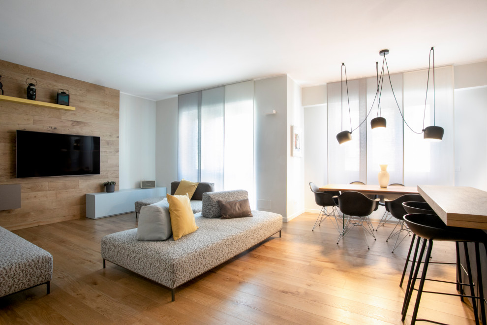 Идея дизайна: большая открытая гостиная комната в стиле модернизм с серыми стенами, светлым паркетным полом, телевизором на стене, бежевым полом и деревянными стенами