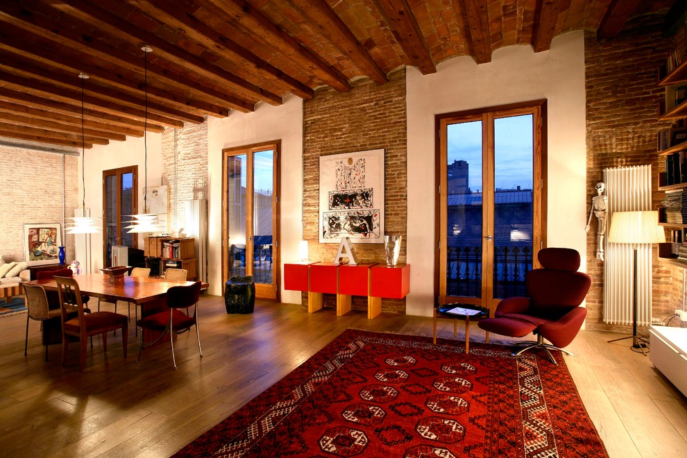 На фото: гостиная комната в современном стиле с оранжевыми стенами и паркетным полом среднего тона