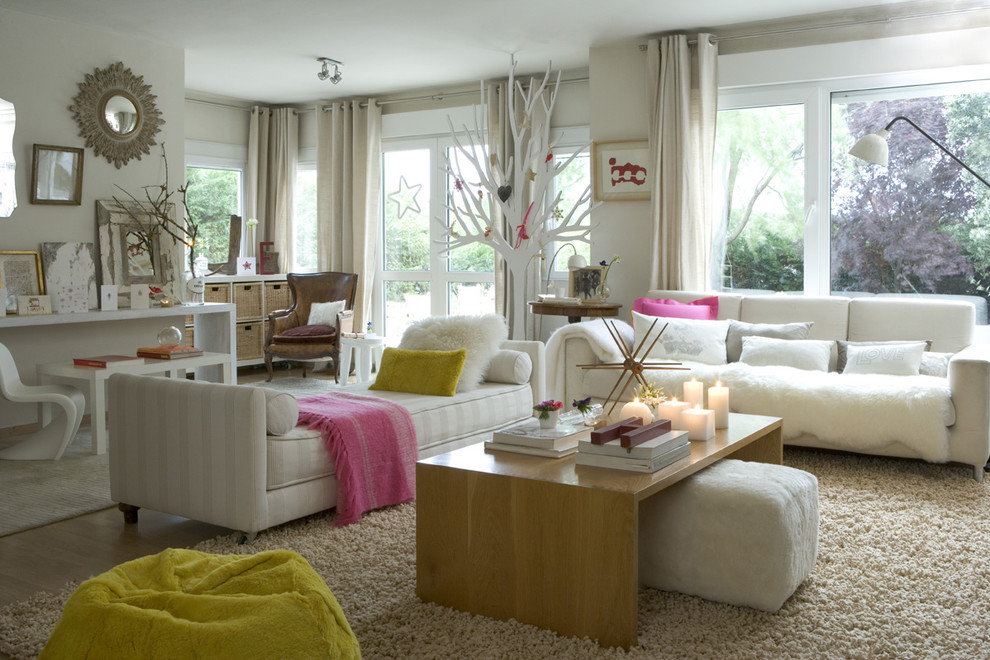 Стильный дизайн: большая открытая, парадная гостиная комната в современном стиле с бежевыми стенами и ковровым покрытием без камина, телевизора - последний тренд