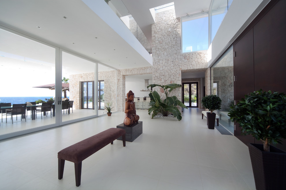 Пример оригинального дизайна: большая парадная, открытая гостиная комната в восточном стиле с белыми стенами без камина, телевизора
