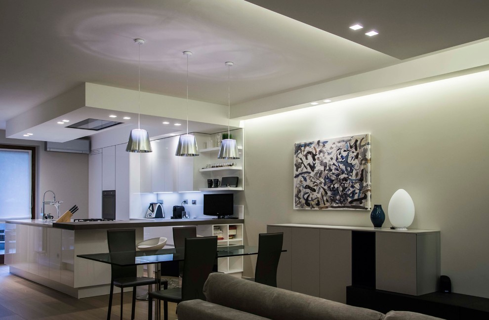 Foto di un soggiorno minimalista di medie dimensioni e aperto con pareti bianche e parquet chiaro