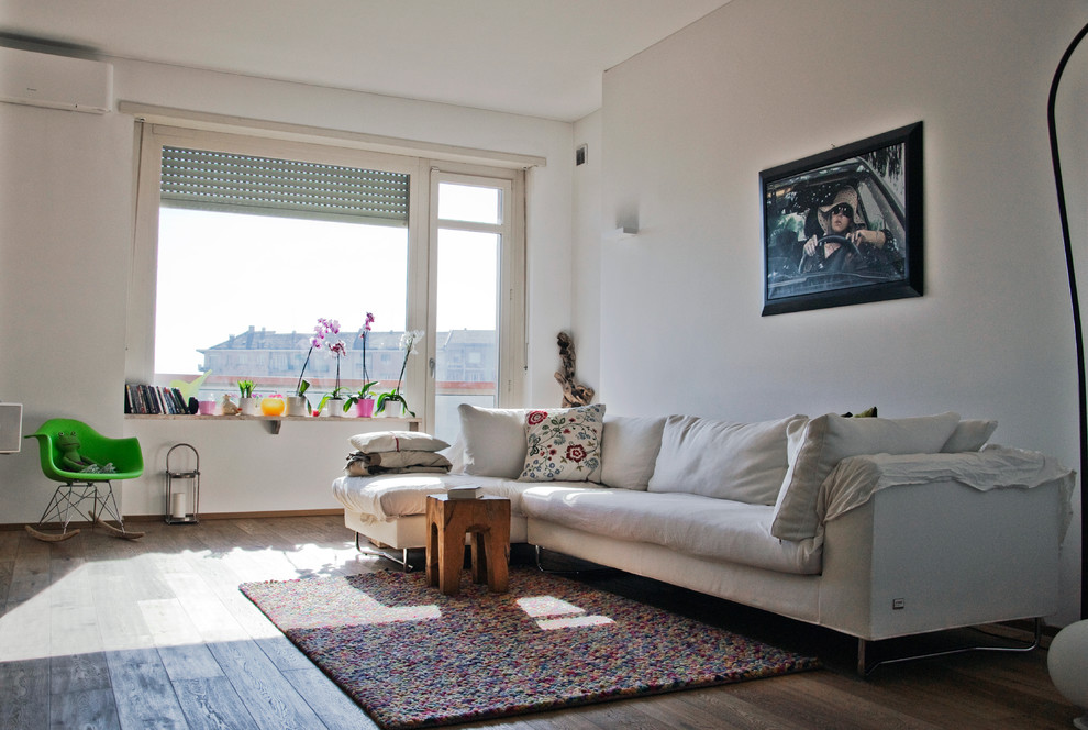 Idee per un grande soggiorno boho chic aperto con pareti bianche, parquet chiaro e pavimento marrone