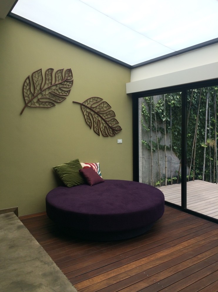 Mittelgroßes, Repräsentatives, Fernseherloses, Offenes Modernes Wohnzimmer mit grüner Wandfarbe und Betonboden in Mexiko Stadt
