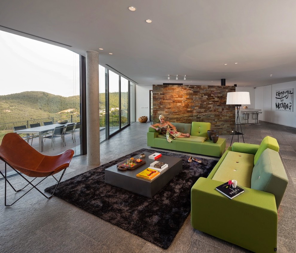 Esempio di un grande soggiorno minimal aperto con sala formale, pareti multicolore, pavimento con piastrelle in ceramica e nessun camino