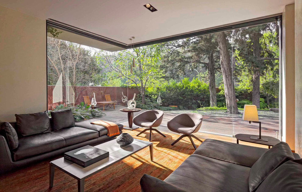Modernes Wohnzimmer mit beiger Wandfarbe und braunem Holzboden in Mexiko Stadt