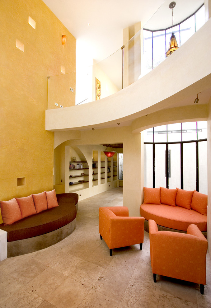 На фото: гостиная комната в стиле фьюжн с желтыми стенами и акцентной стеной