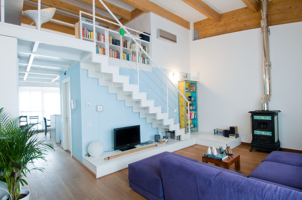 Repräsentatives, Mittelgroßes, Offenes Modernes Wohnzimmer mit braunem Holzboden, Kaminofen, Kaminumrandung aus Metall und weißer Wandfarbe in Mailand