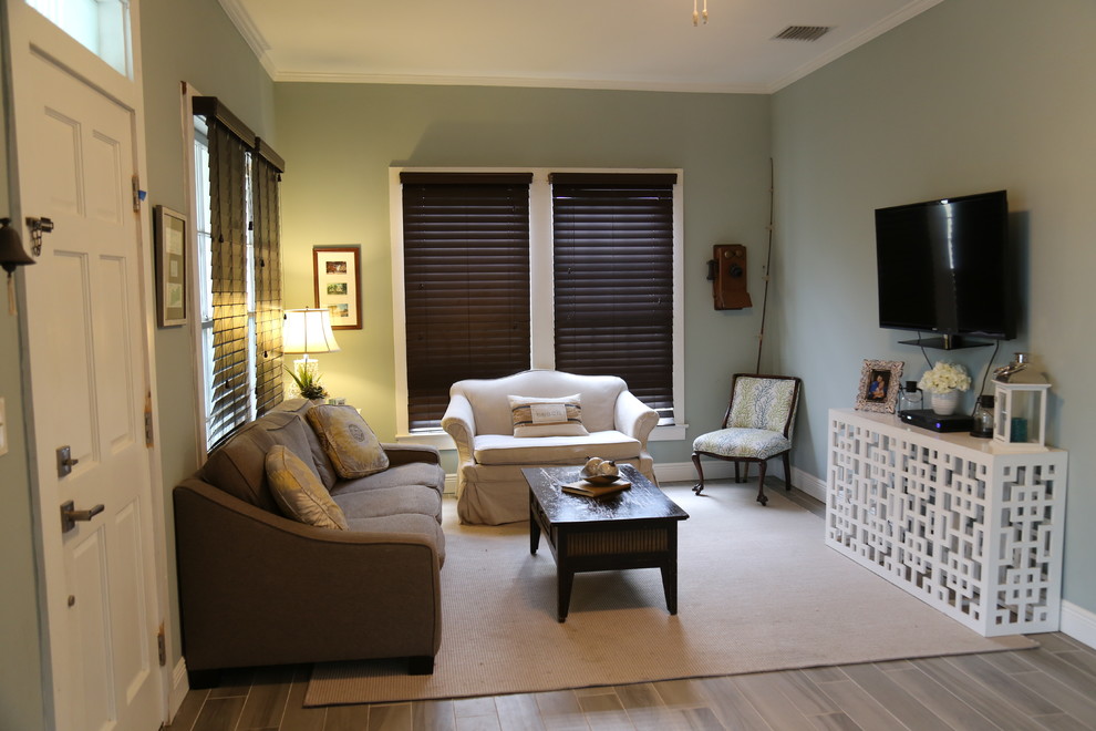 Пример оригинального дизайна: открытая гостиная комната среднего размера в стиле неоклассика (современная классика) с серыми стенами, полом из керамогранита и телевизором на стене