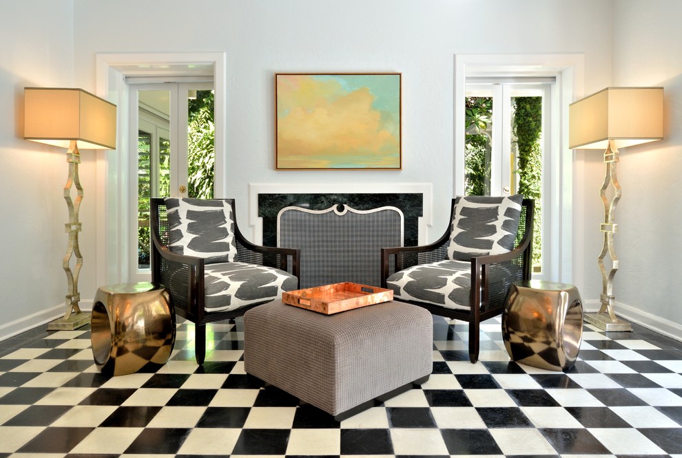 マイアミにあるラグジュアリーな中くらいなトランジショナルスタイルのおしゃれなリビング (白い壁、磁器タイルの床、標準型暖炉、タイルの暖炉まわり) の写真