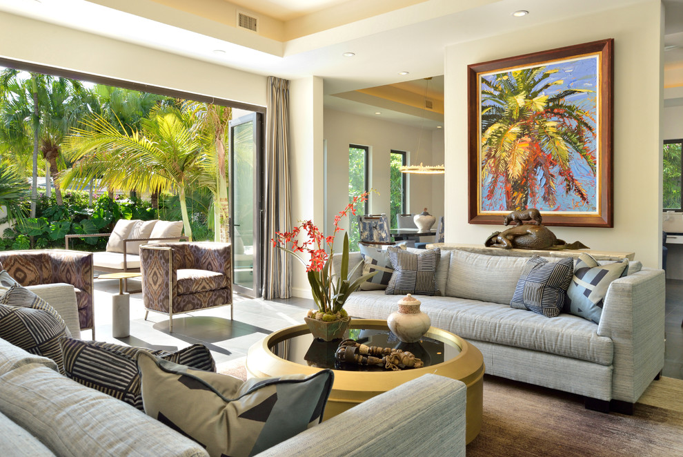 Großes, Repräsentatives, Fernseherloses, Offenes Modernes Wohnzimmer ohne Kamin mit beiger Wandfarbe und braunem Boden in Miami