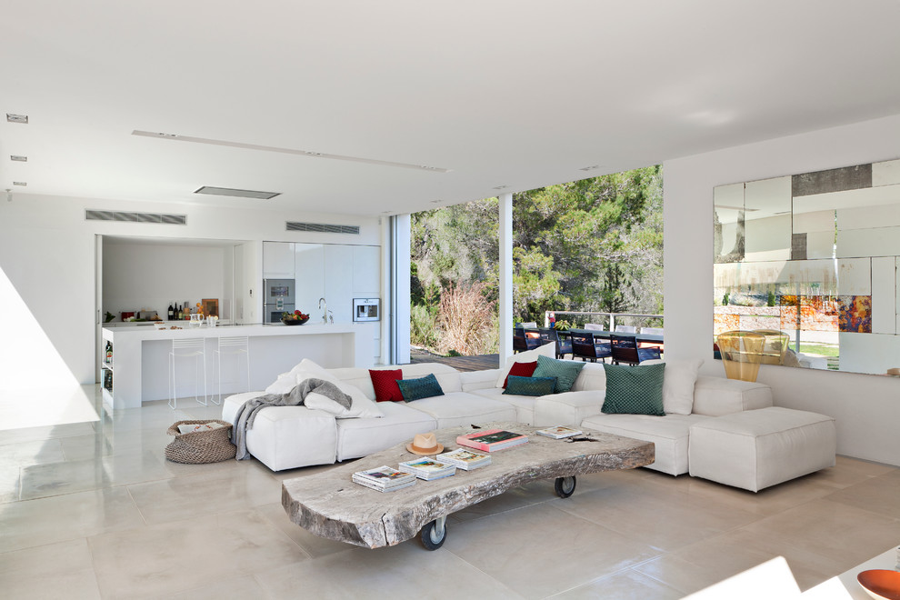 Inspiration pour un grand salon méditerranéen ouvert avec une salle de réception, un mur blanc et aucune cheminée.