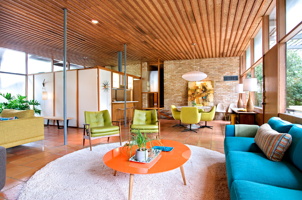 Immagine di un soggiorno minimalista con pavimento in terracotta e pavimento arancione