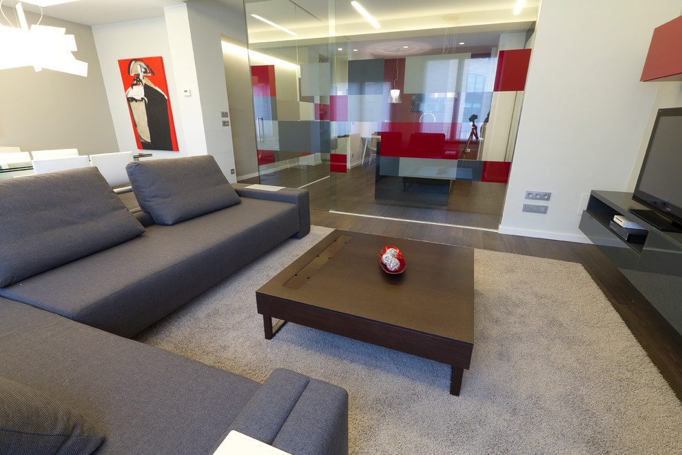 Foto di un soggiorno minimalista di medie dimensioni e aperto con pareti bianche, parquet scuro e pavimento marrone
