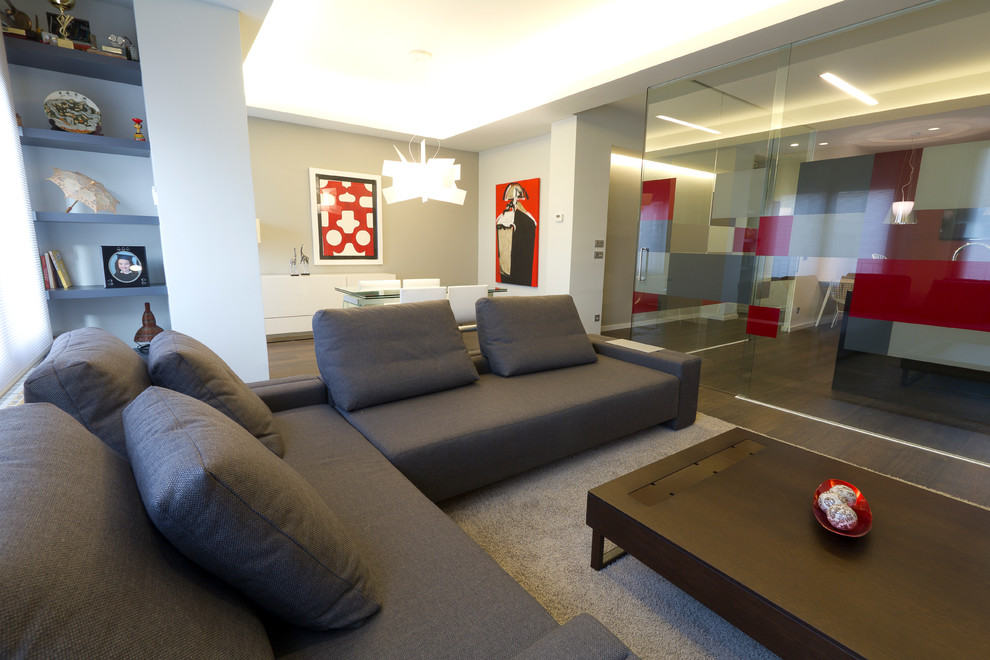 Immagine di un soggiorno moderno di medie dimensioni e aperto con pareti bianche, parquet scuro e pavimento marrone