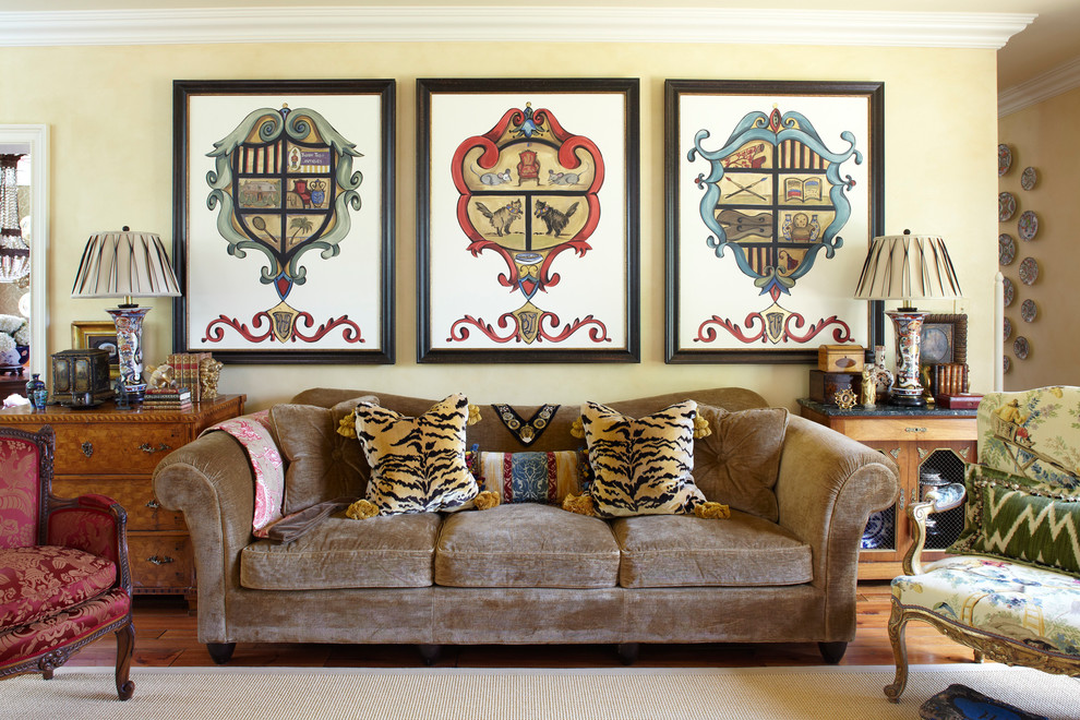 Klassisches Wohnzimmer mit beiger Wandfarbe und braunem Holzboden in Sonstige