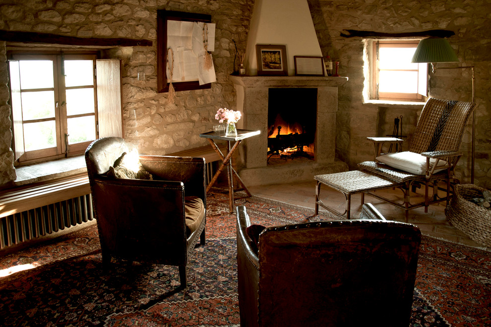 На фото: гостиная комната в средиземноморском стиле с ковром на полу