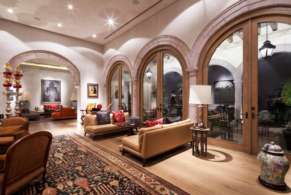 Ispirazione per un soggiorno mediterraneo con pareti beige e pavimento in legno massello medio