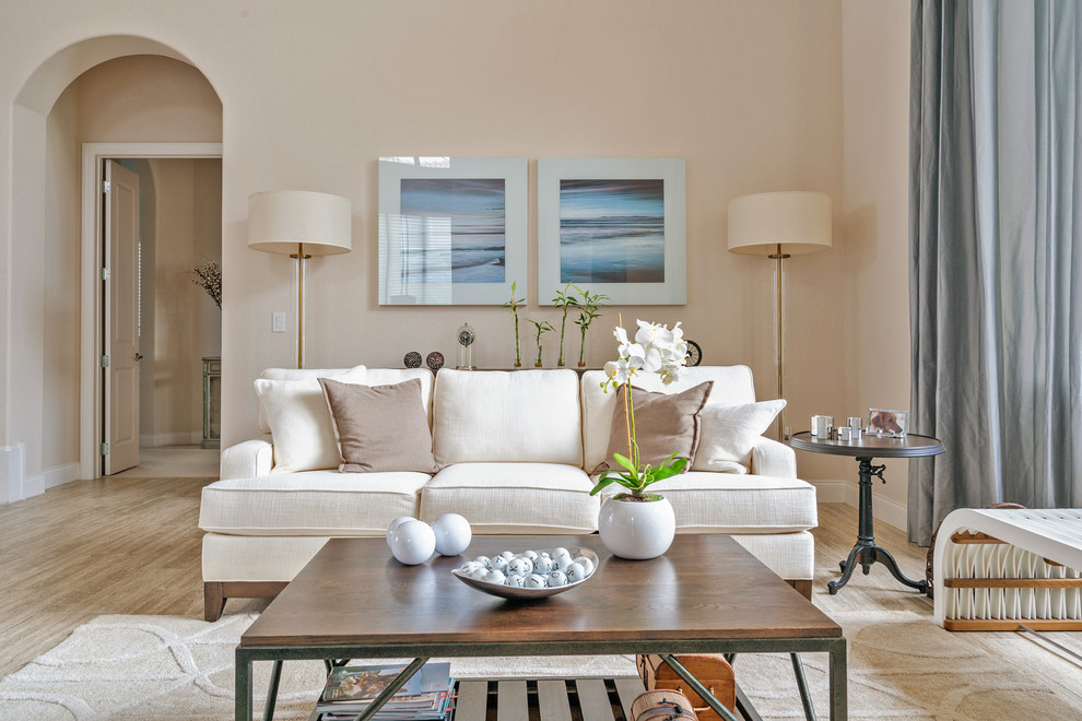 Idee per un soggiorno chic di medie dimensioni e chiuso con pareti beige, pavimento marrone, sala formale e pavimento in gres porcellanato