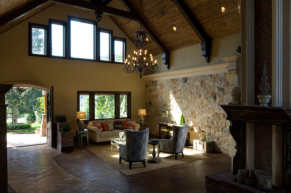 Foto di un ampio soggiorno tradizionale aperto con sala formale, pareti beige, parquet scuro, camino bifacciale, cornice del camino in mattoni e nessuna TV
