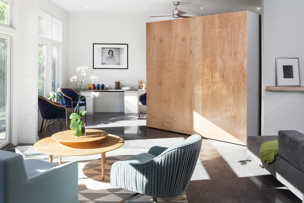 Foto de salón abierto minimalista de tamaño medio sin chimenea y televisor con paredes blancas y suelo de cemento