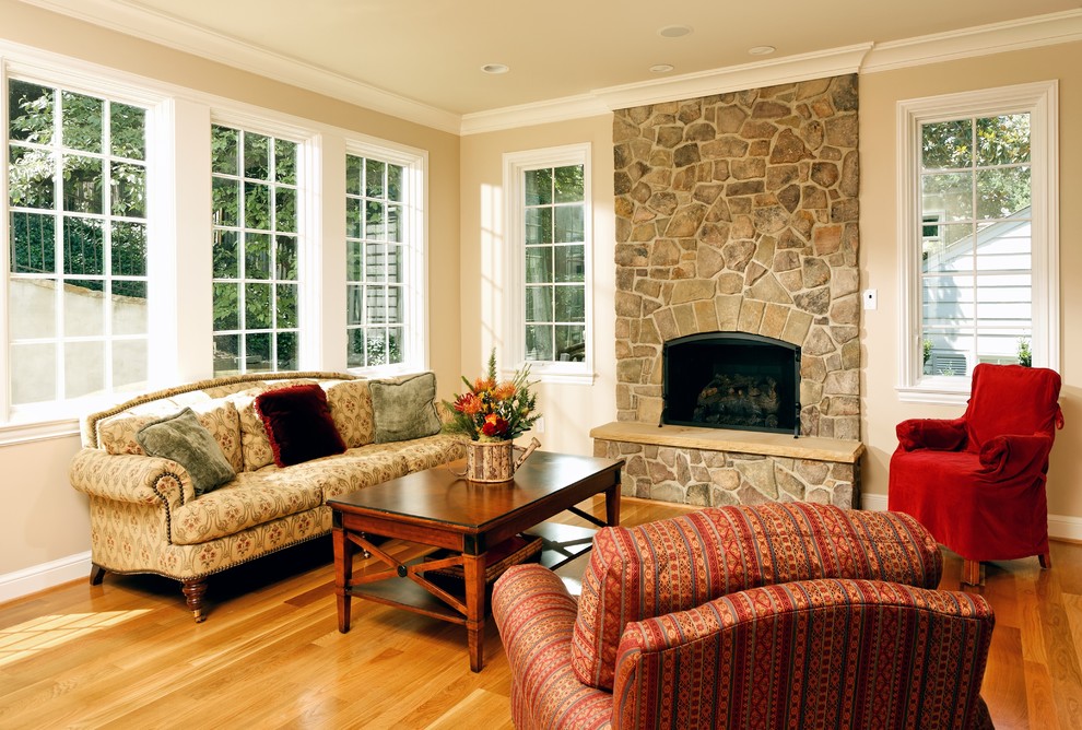 Klassisches Wohnzimmer mit beiger Wandfarbe, Kamin und Kaminumrandung aus Stein in Washington, D.C.