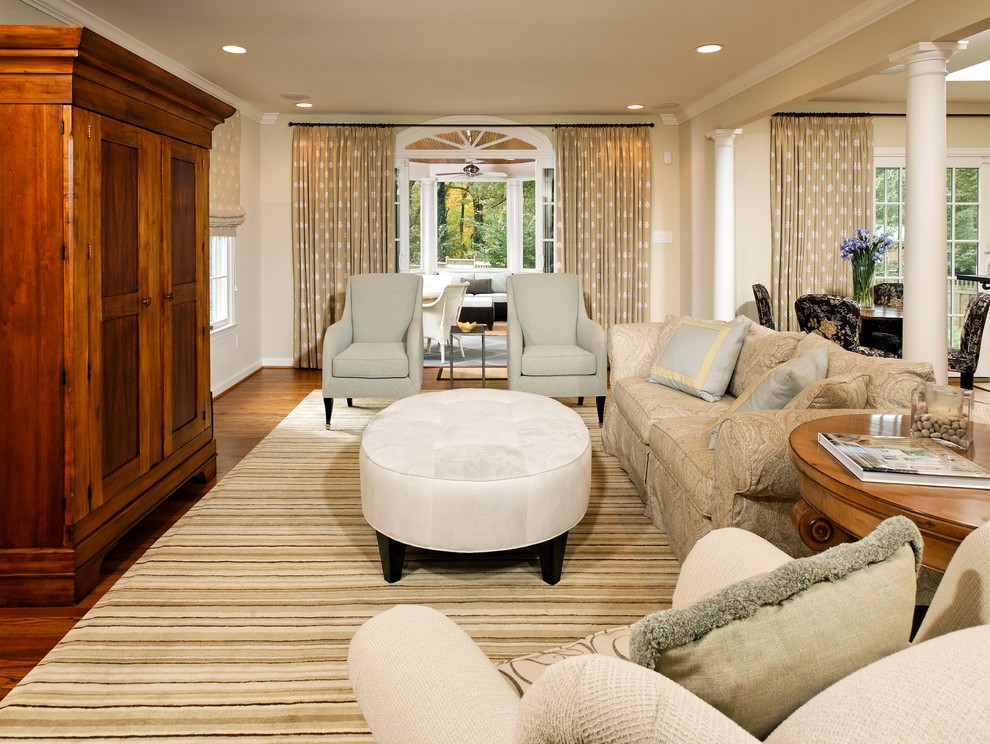 Свежая идея для дизайна: большая открытая гостиная комната в классическом стиле с красивыми шторами - отличное фото интерьера