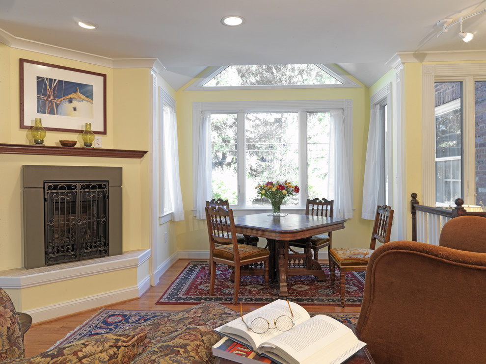 На фото: гостиная комната в современном стиле с угловым камином и красивыми шторами