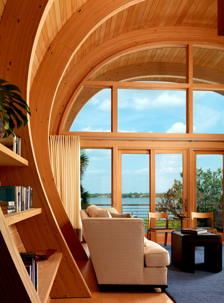 Esempio di un soggiorno design con pavimento in legno massello medio