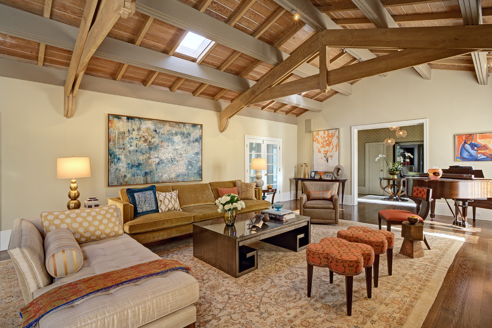 Repräsentatives Klassisches Wohnzimmer mit beiger Wandfarbe und braunem Holzboden in San Francisco