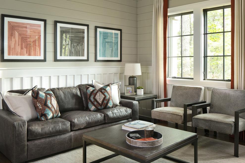 Klassisches Wohnzimmer ohne Kamin mit grauer Wandfarbe und dunklem Holzboden in Tampa