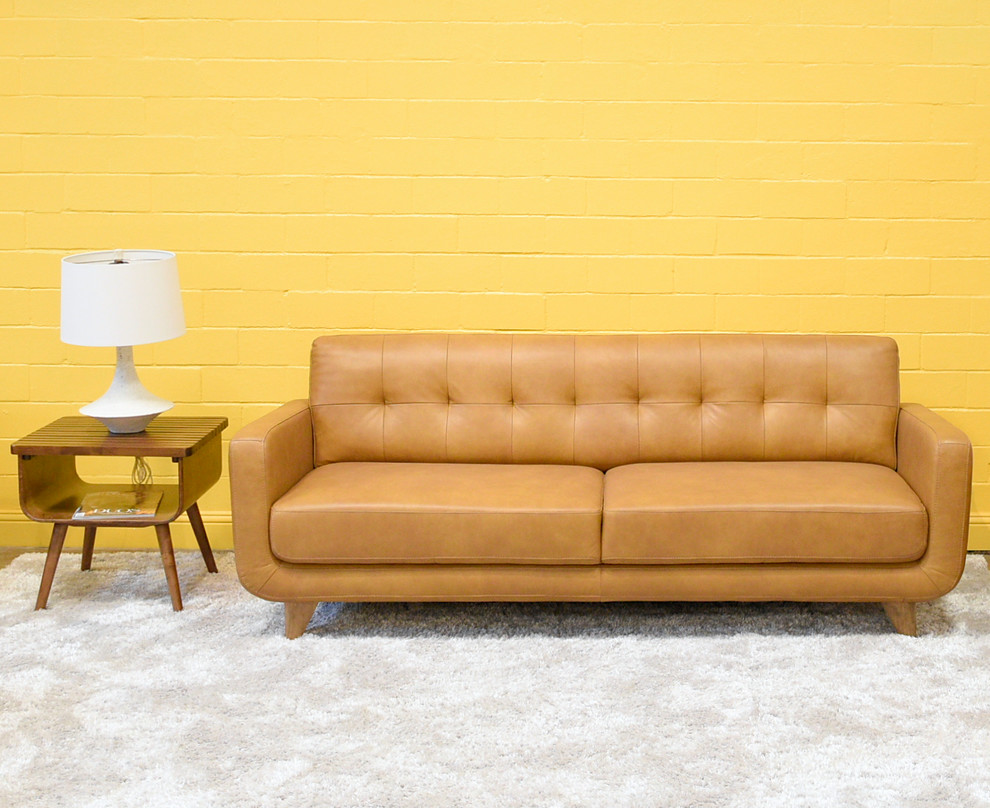 Mittelgroßes, Repräsentatives, Abgetrenntes Retro Wohnzimmer mit gelber Wandfarbe und Teppichboden in Houston