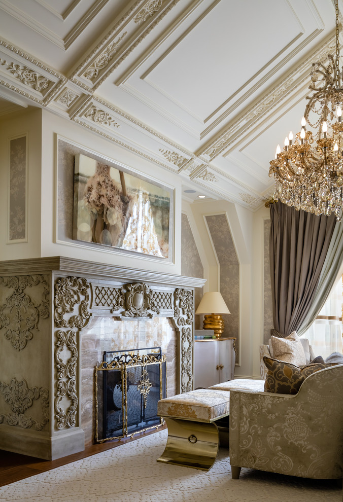 Esempio di un soggiorno classico di medie dimensioni con sala formale, pavimento in legno massello medio, camino classico e pareti beige