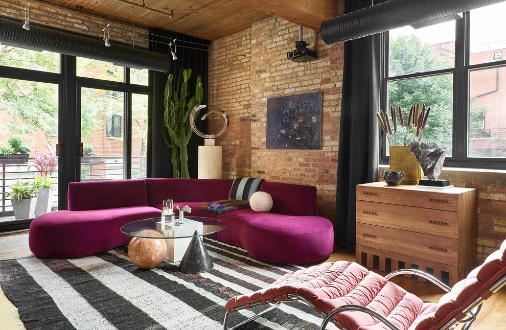 Offenes Stilmix Wohnzimmer mit braunem Holzboden und braunem Boden in Chicago